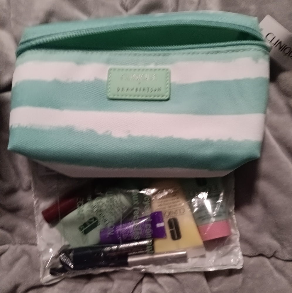CLINIQUE 8 PIECE SET.
